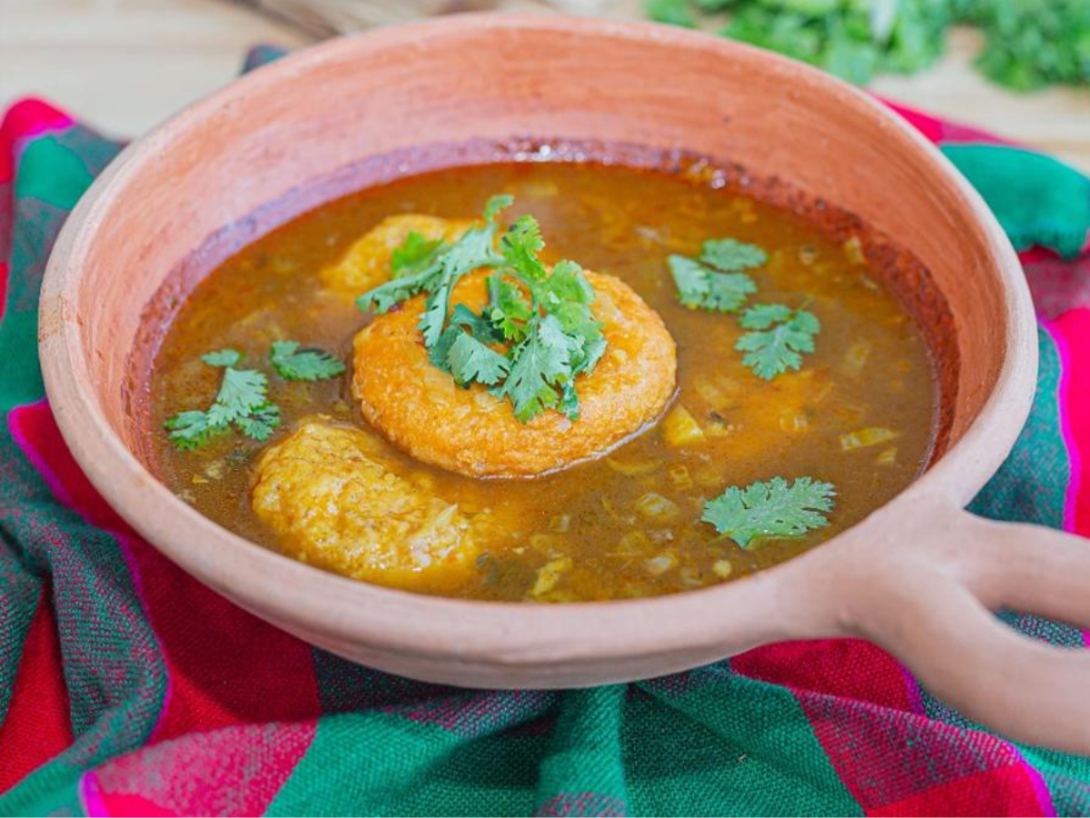 La “sopa de capirotadas” es un platillo tradicional de la cocina hondureña que se consume especialmente durante la temporada de Cuaresma y Semana Santa.