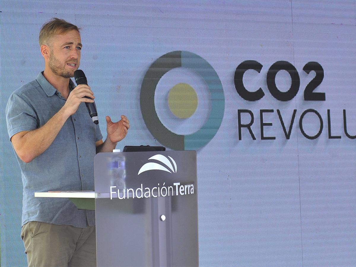 Javier Sánchez, co fundador y director de desarrollo de CO2 Revolution, compartió con el público que trabajan con semillas secas, húmedas e inteligentes.