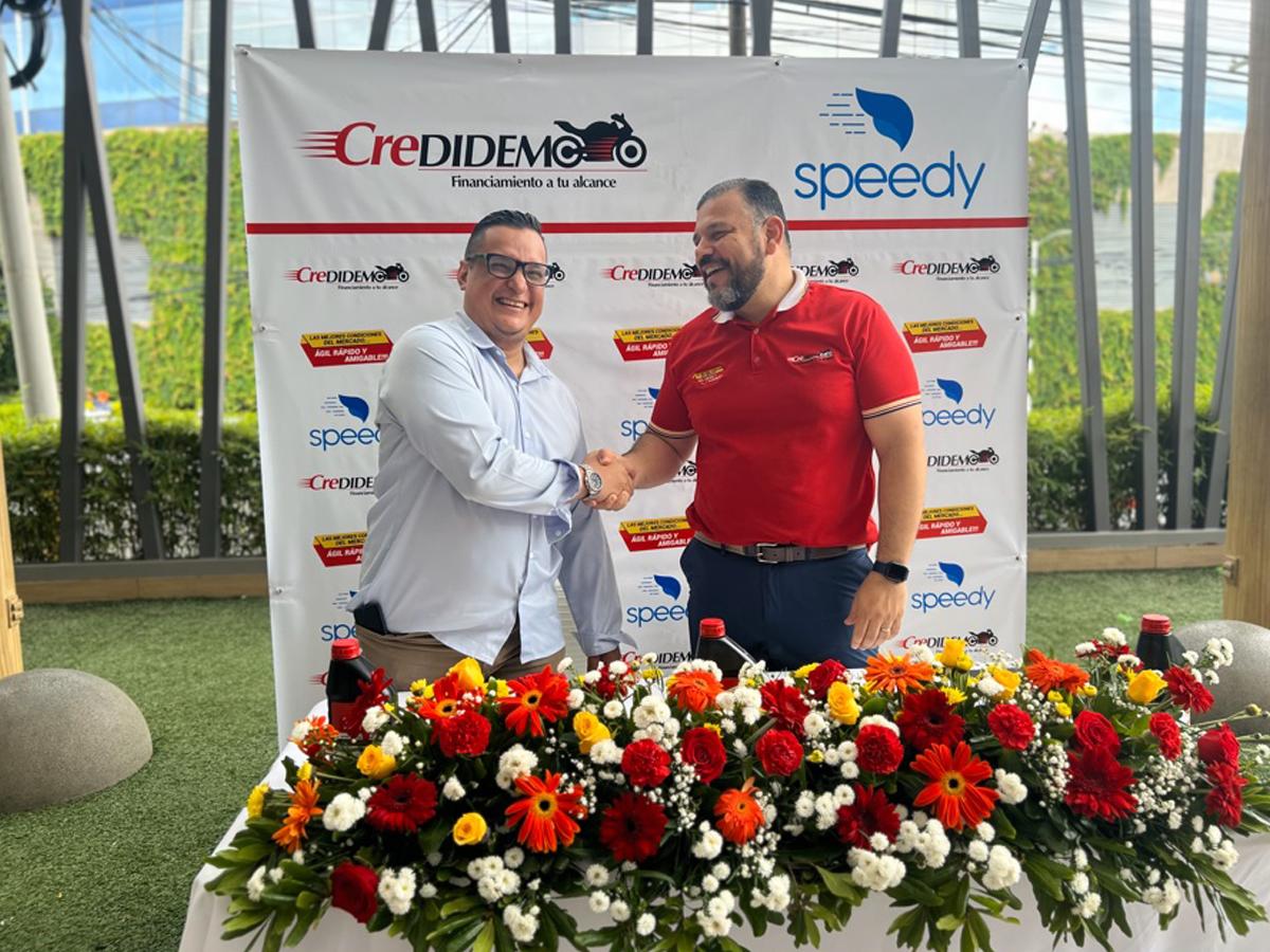 Ejecutivos de Ángel Maldonado de Speedy y Edwin Flores de Credidemo mostraron su alegría al firmar tan importante alianza.