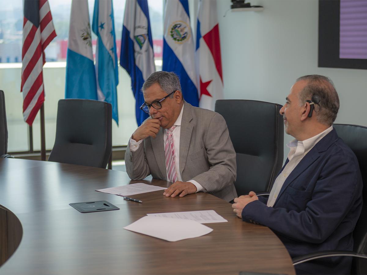 El acuerdo entre la Fundación Ficohsa y la Universidad José Cecilio Del Valle se basa en pilares fundamentales que incluyen: el compromiso compartido de invertir tiempo y recursos en proyectos de impacto local y regional.