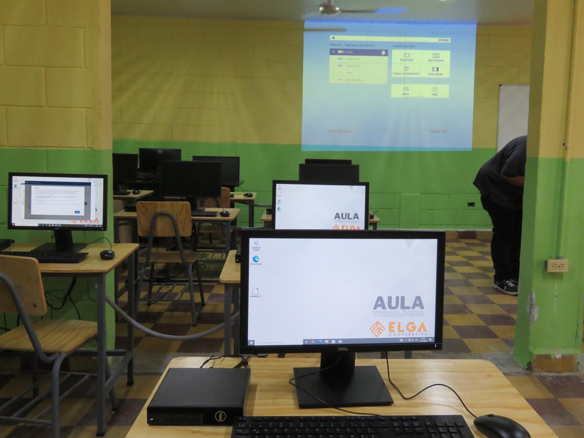 Así luce la nueva Aula Tecnológica que equipó Cooperativa ELGA en el Centro de Educación Básica José María González Rosa.