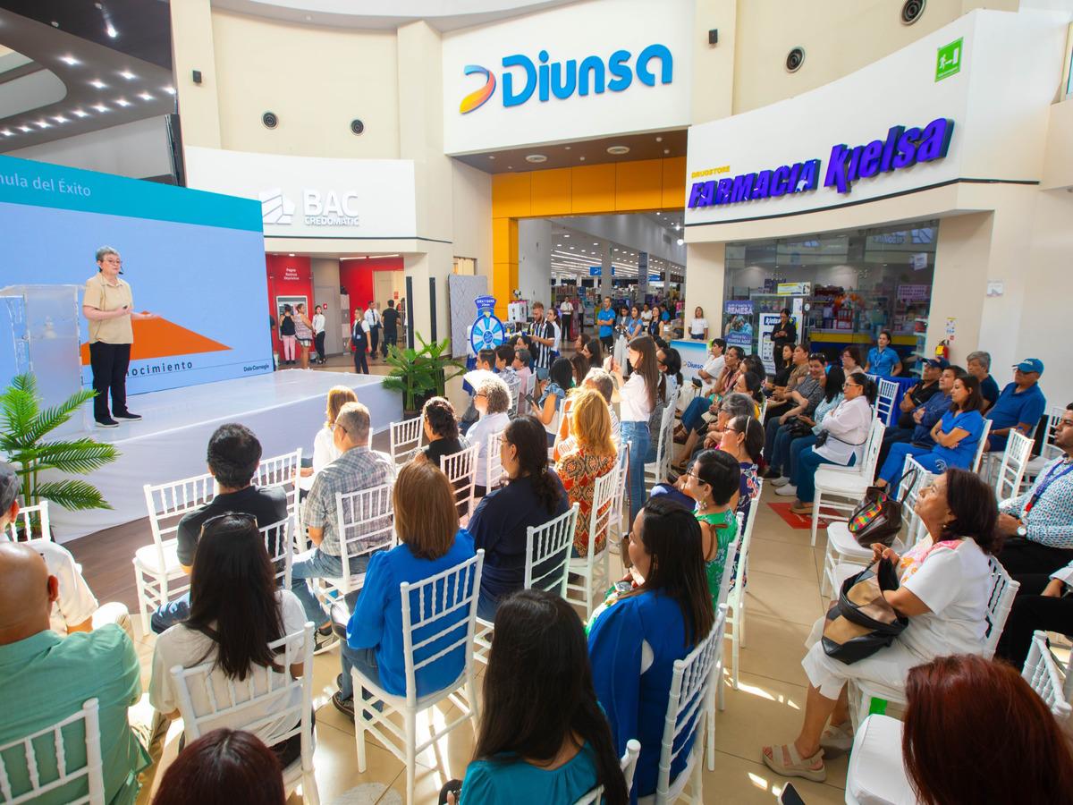 Con una conferencia impartida por la reconocida instructora Rocío Santamaría, Diunsa promueve el emprendimiento.