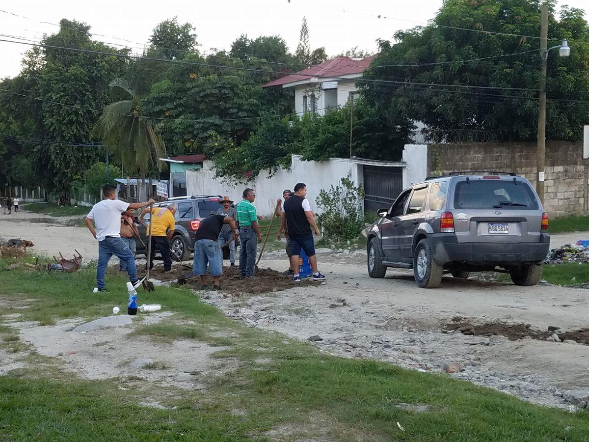 Taxista reparan calle en mal estado en el Zapotal