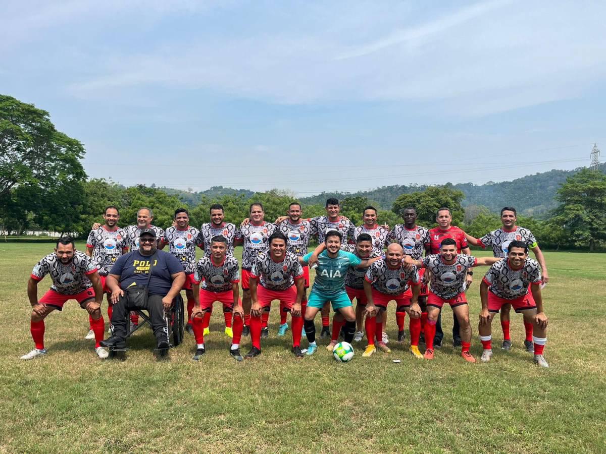 Gabriel Pinto y su equipo, que ahora participa en la Liga Mayor de Veteranos de San Pedro Sula.
