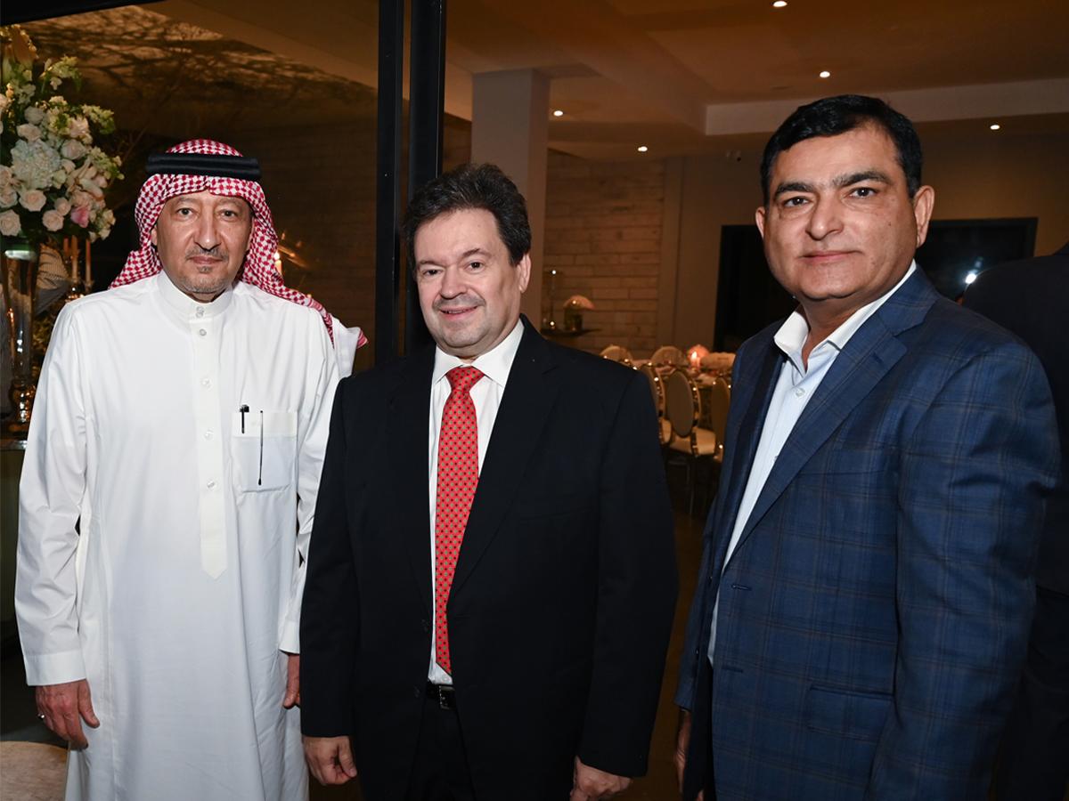 El ministro de Relaciones Exteriores de Arabia Saudita, Waleed A. Elkehereiji; y los empresarios Guillermo Bueso y Yusuf Amdani.