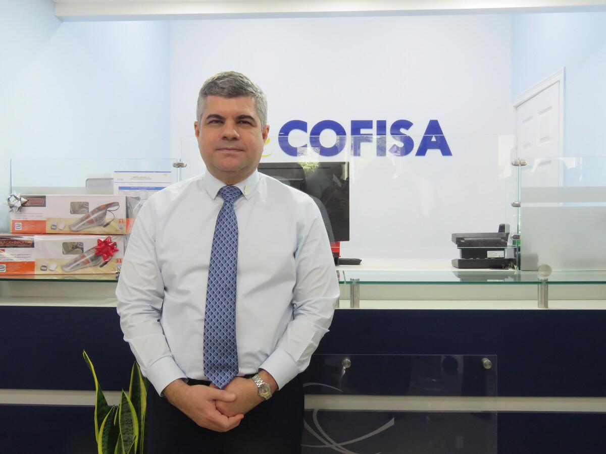 El licenciado Roger Mauricio Valladares, gerente general de Cofisa, durante la apertura.