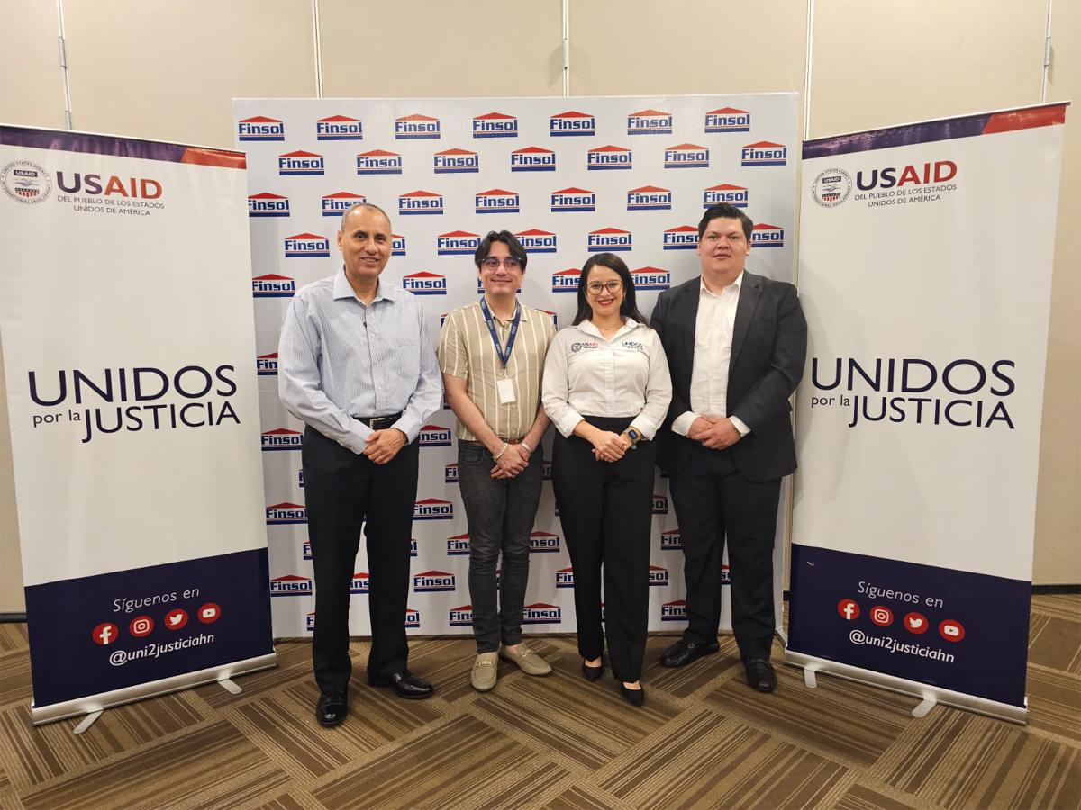 Representantes de Finsol y Usaid, instituciones que apoyan a las mujeres emprendedoras en Honduras.