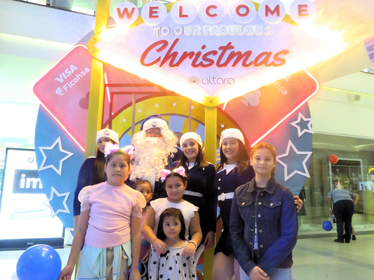 Santa Claus y el Team Pepsi compartieron con los niños, quienes aprovecharon capturar este momento.
