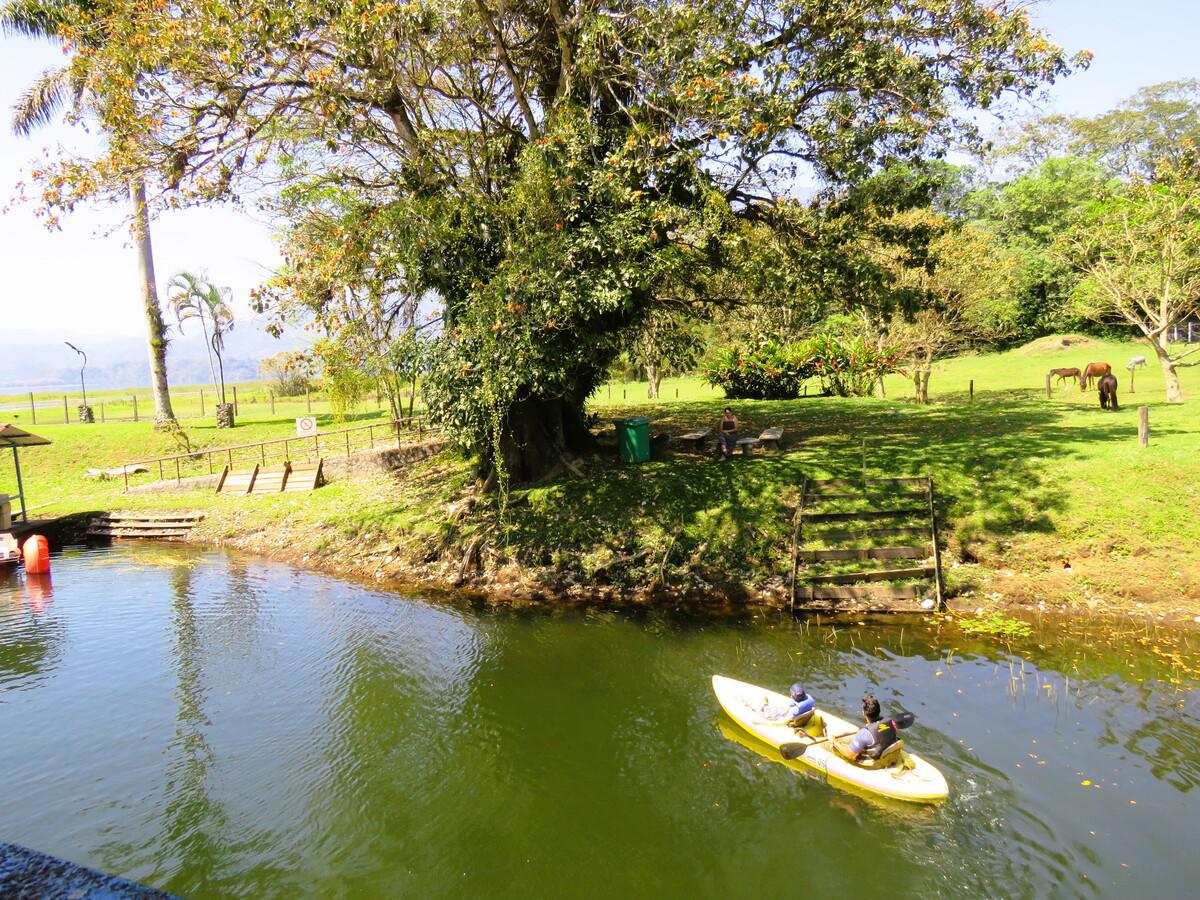 Disfrute de sus vacaciones en Fincas Las Glorias, rodeado de la belleza natural del Lago de Yojoa
