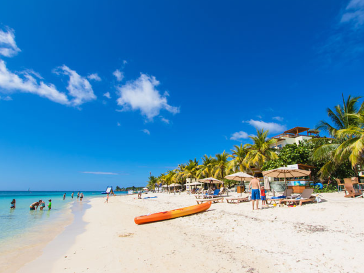 $!Islas de la Bahía es mundialmente conocida por sus paradisíacas playas color turquesa.