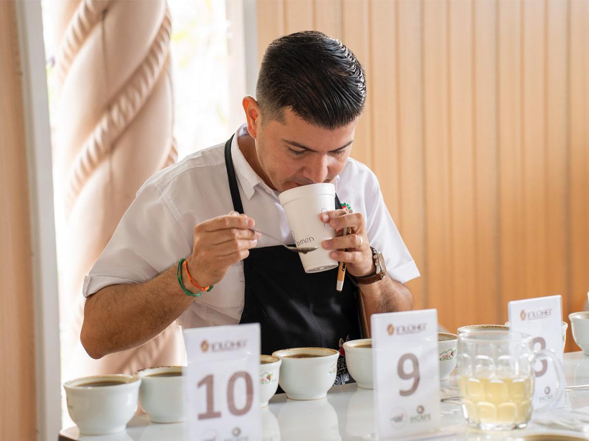 Descubriendo los exquisitos sabores del café hondureño en una emocionante sesión de catación en el Honduras Origin Coffee Fest 2024.