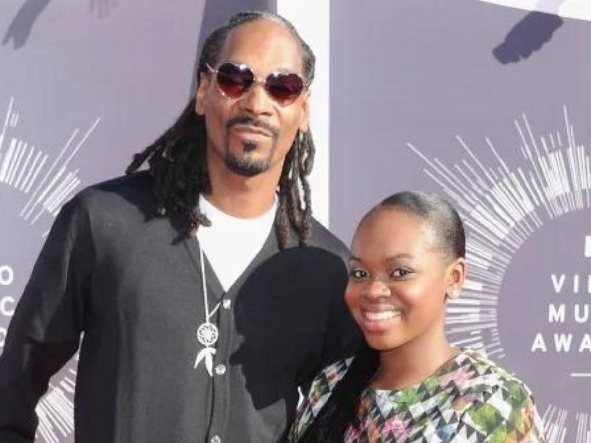 Hija de Snoop Dogg, hospitalizada tras sufrir derrame cerebral severo
