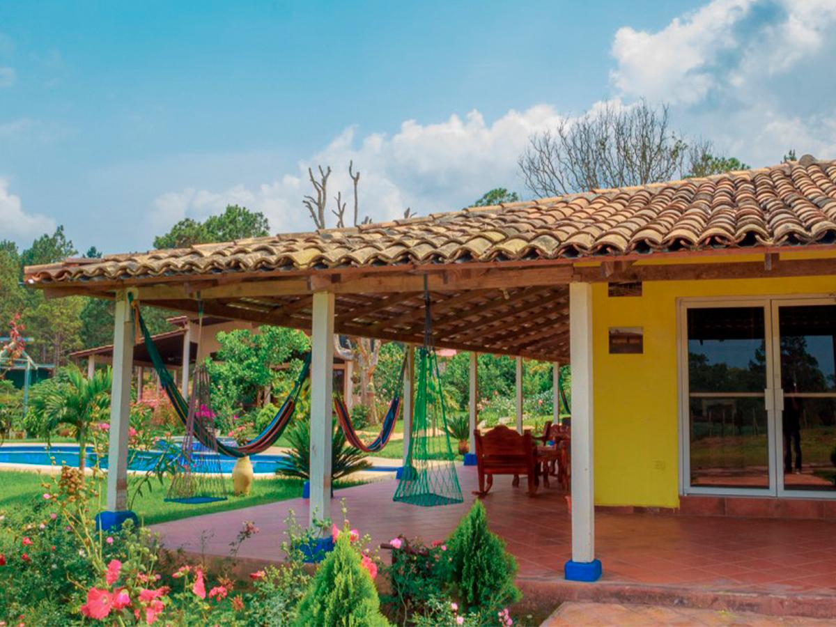 Finca Santa Elena, ofrece alojamiento en cabañas rodeadas de un paisaje espectacular natural.