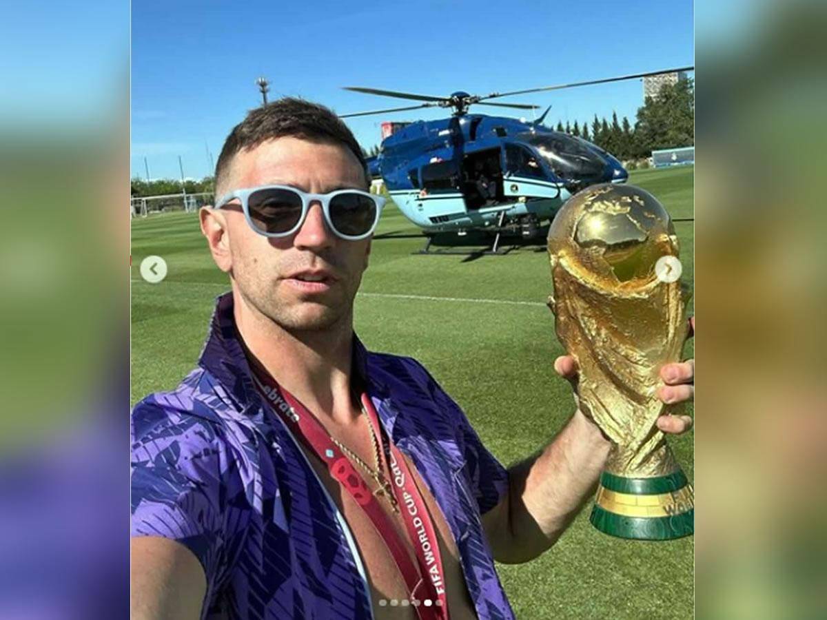Emiliano ‘Dibu‘ Martínez ya en el predio de la AFA, con la Copa del Mundo y al fondo un helicóptero.