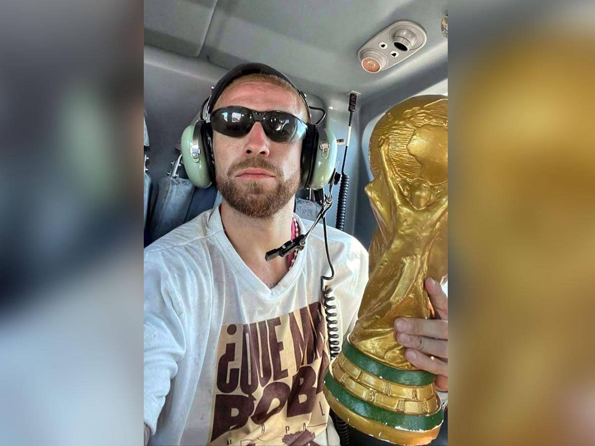 No, no es Beckham, es el ‘Papu‘ Gómez con la Copa del Mundo en el helicóptero.