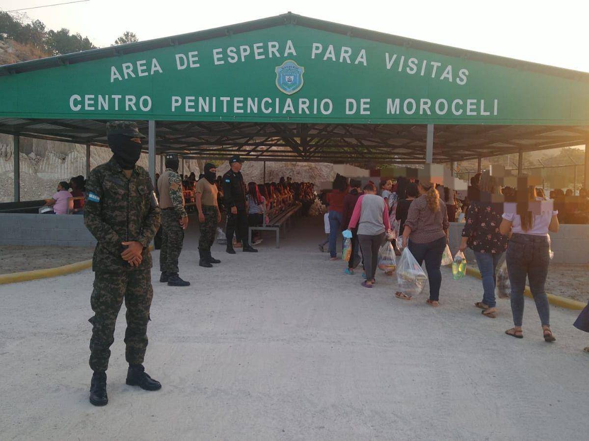 $!Familiares ingresan a la sala de espera de visitas de la cárcel de ‘La Tolva’ en Morocelí, El Paraíso.