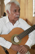 A los ocho años hizo su primera guitarra