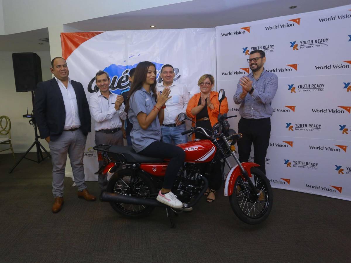 Luego de la ceremonia de graduación se realizó un sorteo de una motocicleta Italika entre los graduandos, la ganadora fue Marian Regina Tejada.