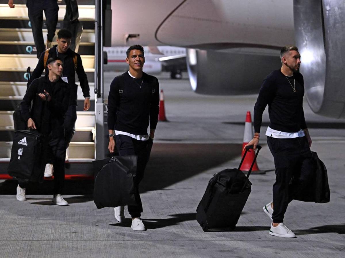 Jugadores de la selección mexicana al bajar del avión que los trasladó a Doha.