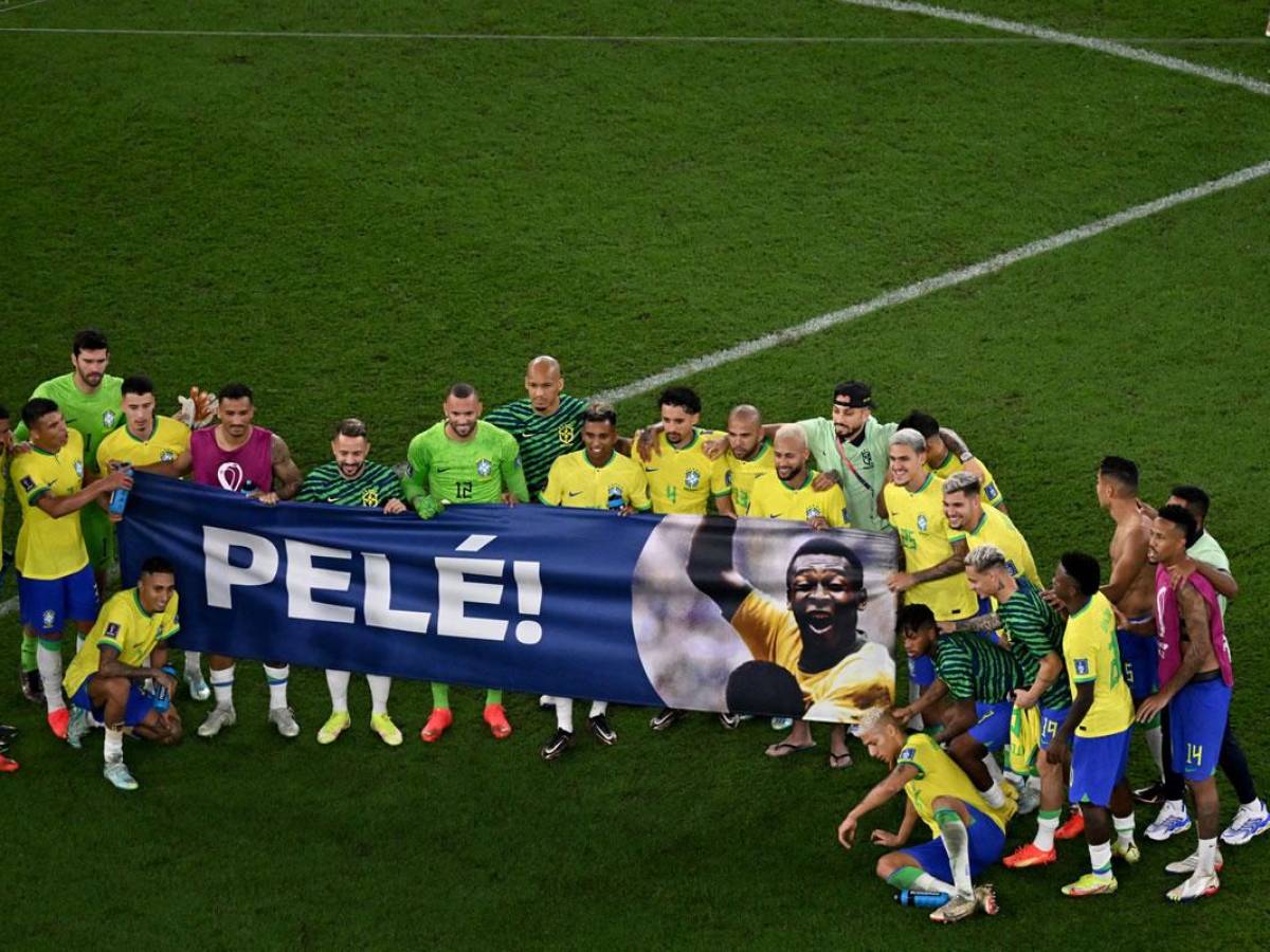 Los jugadores brasileños mostraron su apoyo a Pelé con una pancarta.