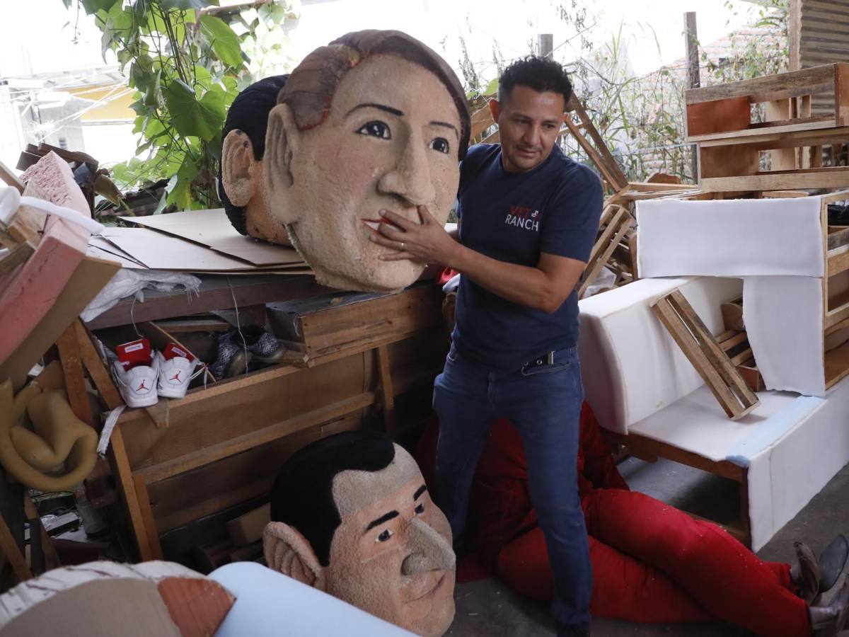 Luis Lagos carga la cabeza del monigote de la presidenta de Honduras Xiomara Castro que será quemado la noche del 31 de diciembre, hoy en la aldea de Germania al sur de Tegucigalpa (Honduras).