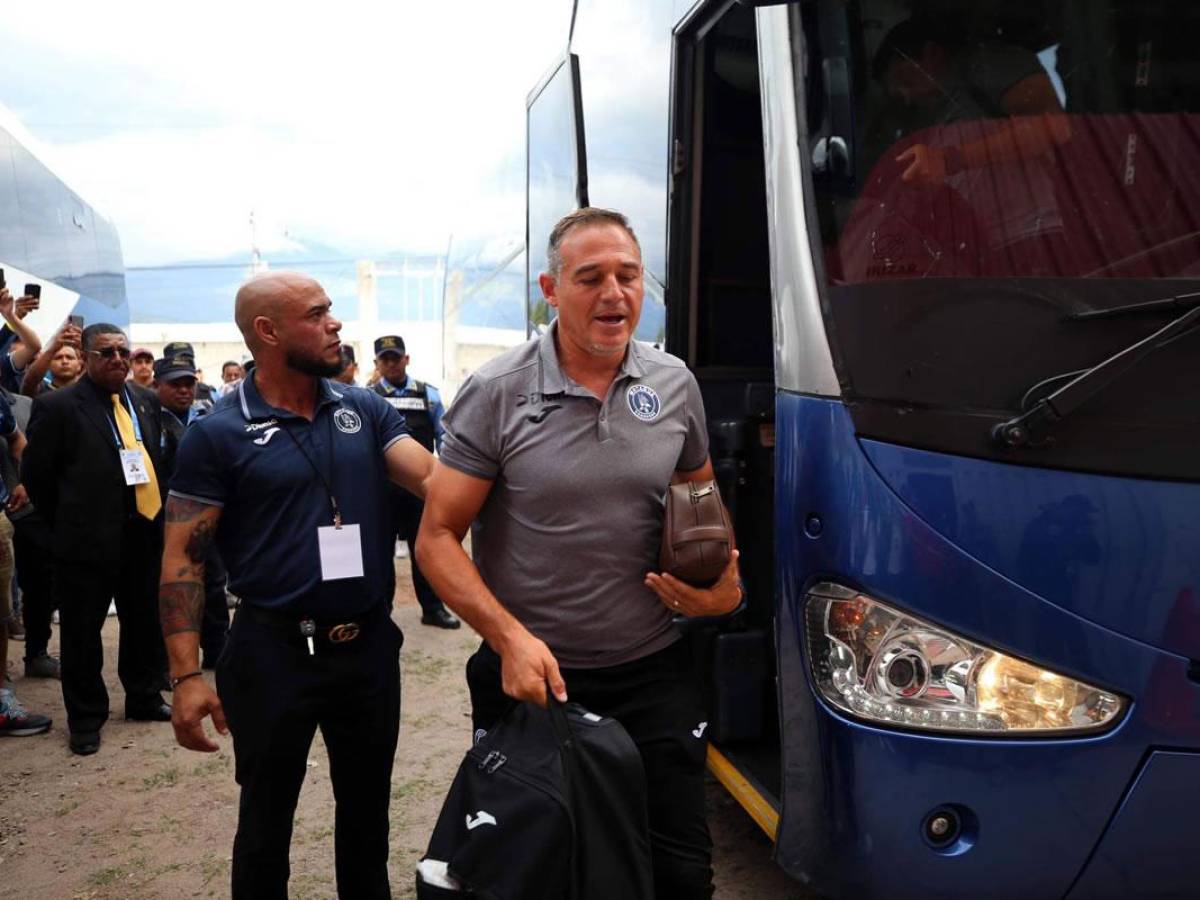 El guardaespalda también protegió al técnico azul a su llegada al estadio de Comayagua.