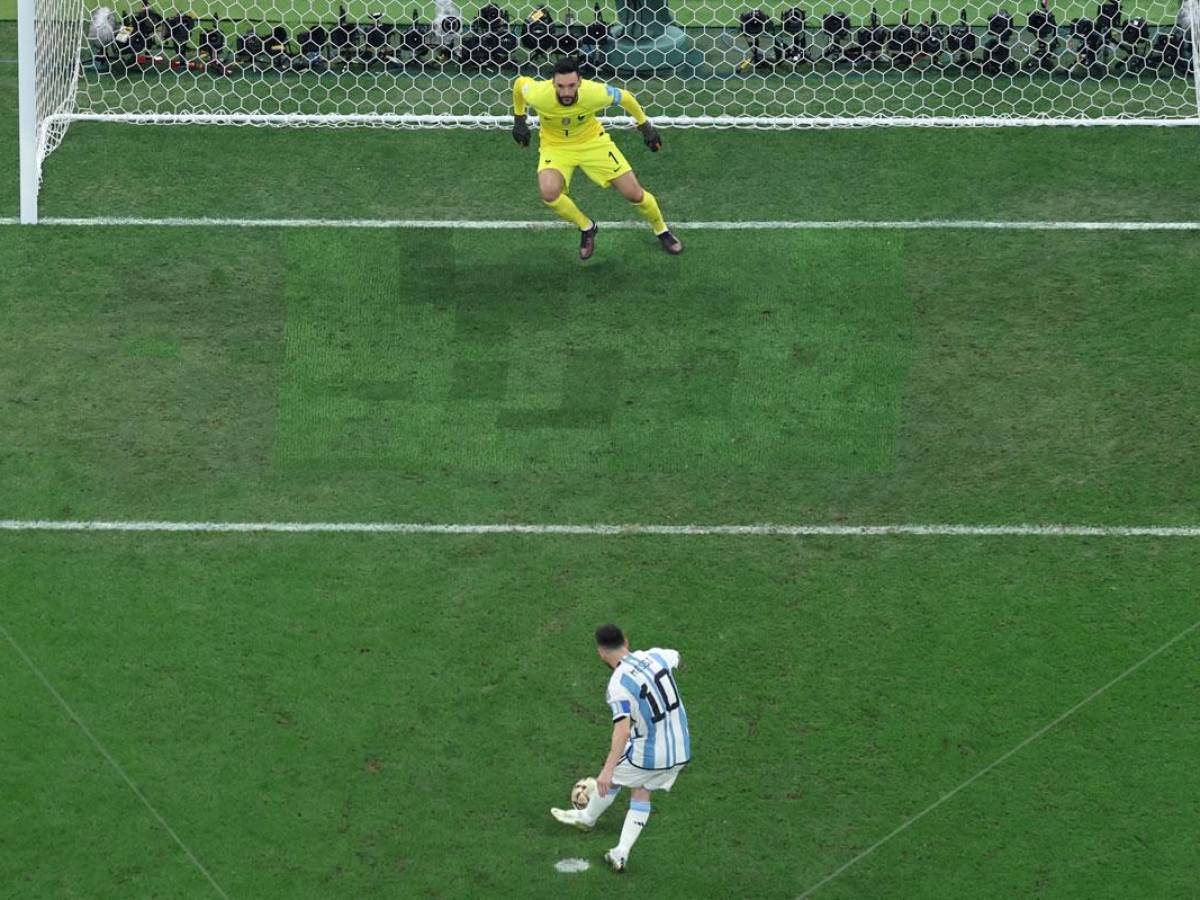 Lionel Messi marcando de penal el 1-0 de Argentina contra Francia en la final del Mundial.