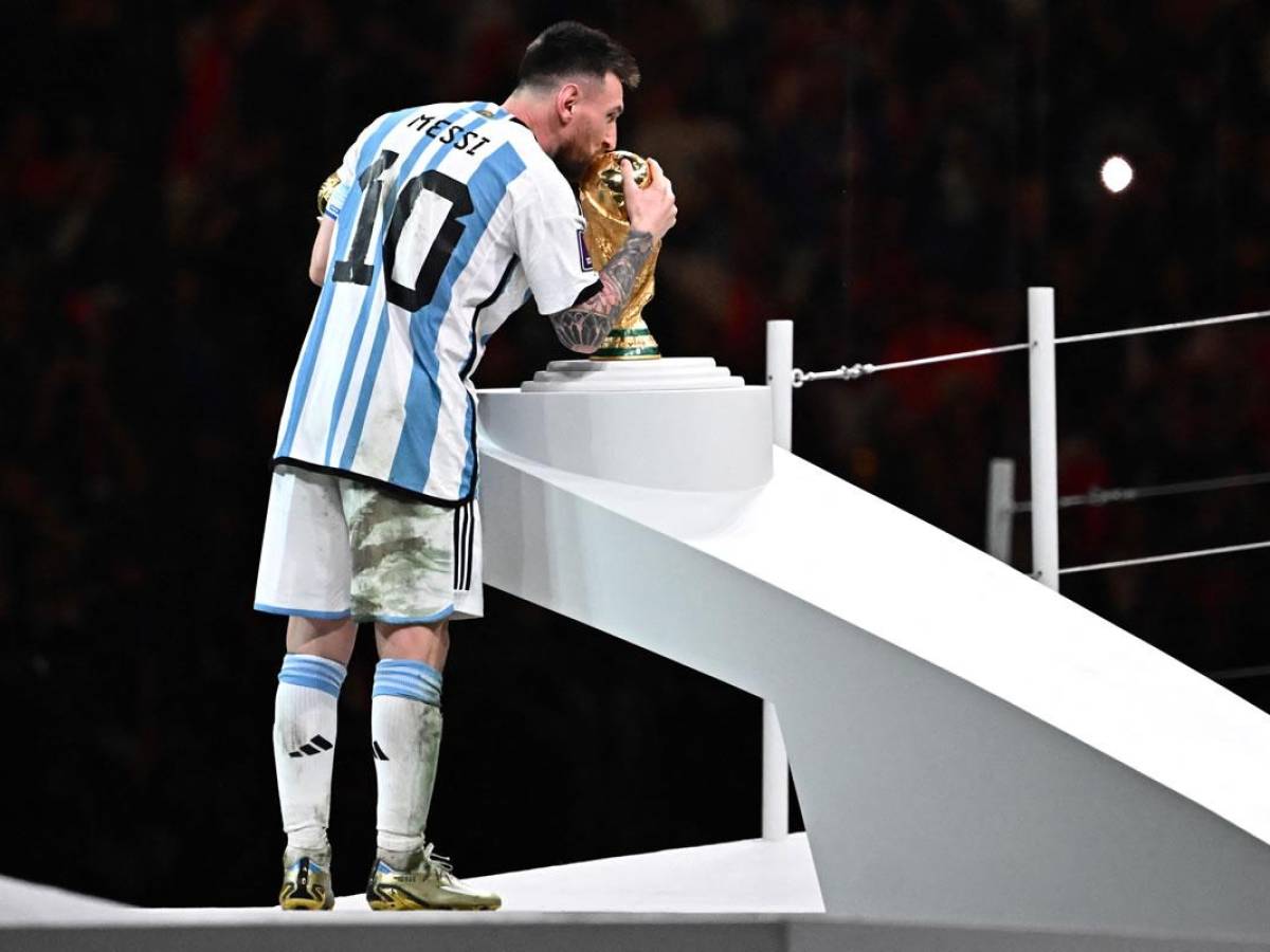 El beso de Messi a la Copa del Mundo.