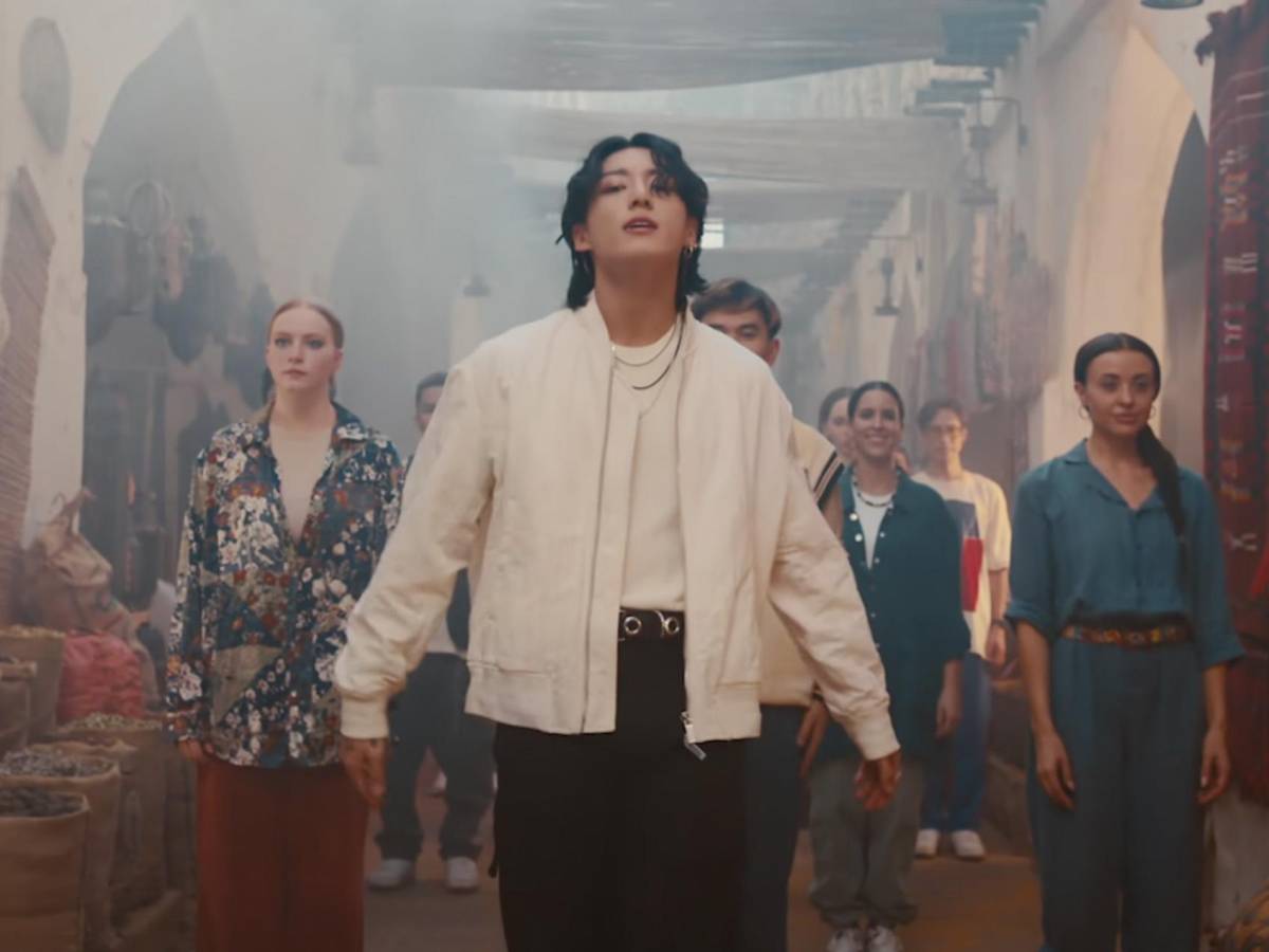 Jungkook de BTS recorre Qatar en videoclip de “Dreamers”