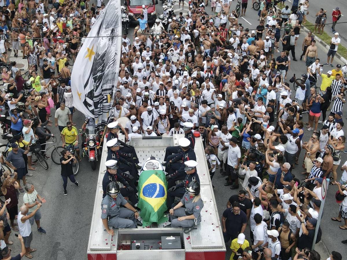 El cortejo fúnebre de Pelé en su recorrido por las calles de Brasil.