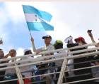 Shin ondea la bandera desde el puente peatonal que está en la entrada de Tegucigalpa.