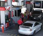 Foto de archivo de vehículos abasteciendo combustible en una gasolinera de Guatemala.