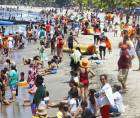 Centenares de hondureños abarratoraron este domingo 17 de marzo las playas municipales de Tela, en vísperas a la Semana Santa.