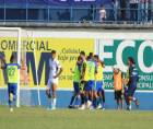 Michaell Chirinos recibe la marca del centrocampista “Cachita” Gómez.