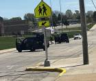 Escena donde fue abatido a disparos un estudiante que intentó irrumpir armado dentro de una escuela secundaria en Wisconsin, Estados Unidos.