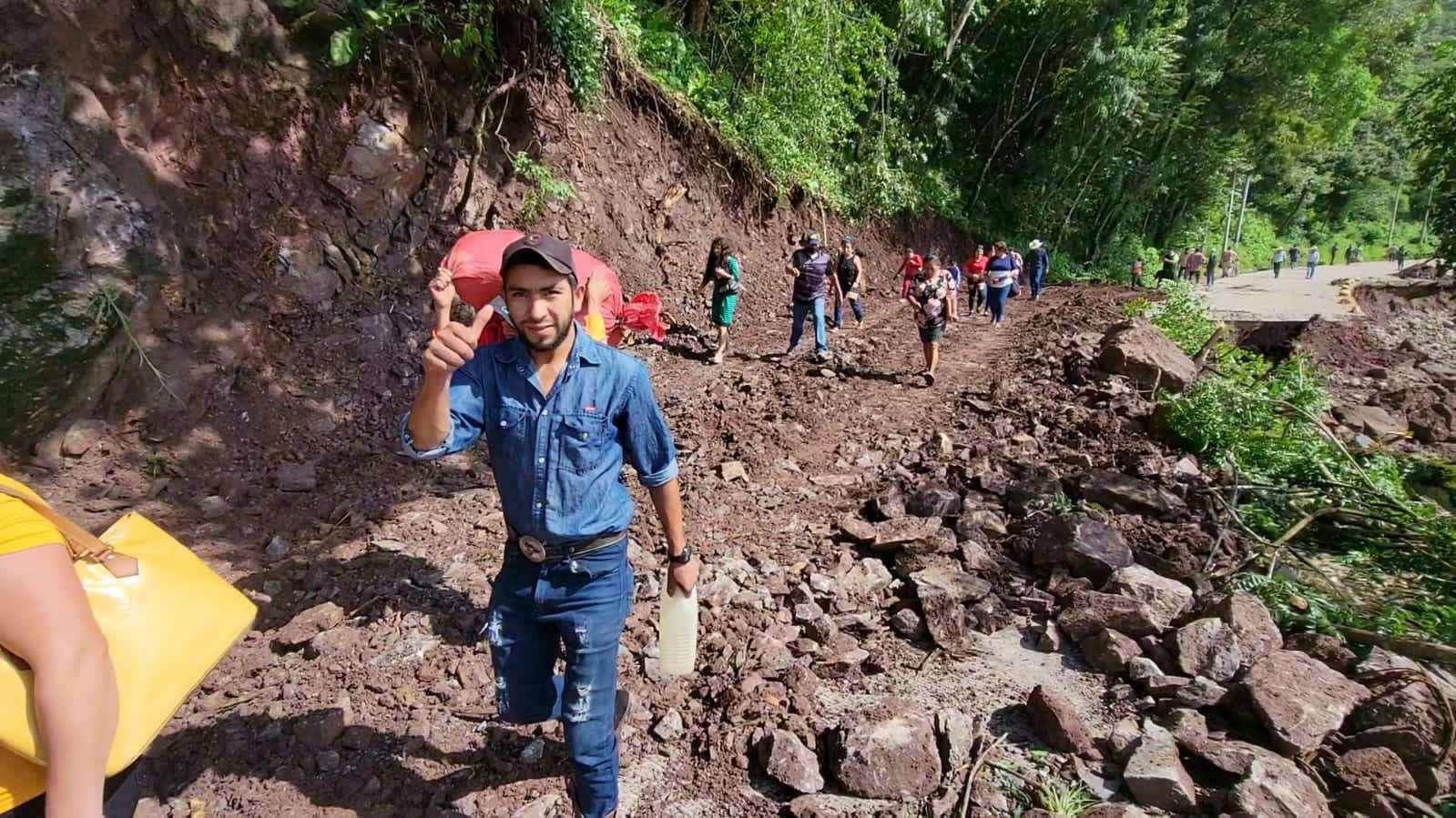 $!Ciudadanos tuvieron que cruzar caminando por la zona destruida para lograr llegar a sus destinos en varios municipios del norte y el sur del departamento de Copán.