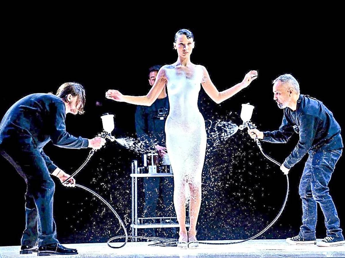 El vestido con un spray especial que se diseñó directo en el cuerpo de la modelo Bella Hadid durante la Semana de la Moda de París.