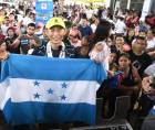 Shin Fujiyama porta con orgullo la bandera de Honduras durante la inauguración del módulo de aulas construido en una escuela de Chamelecón.