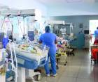 <b>Enfermeras atienden a bebés prematuros en la sala de cuidados intensivos. Foto: Moisés Valenzuela.</b>