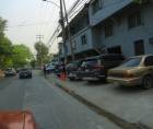 En San Pedro Sula, el peatón parece no tener derecho a la libre circulación, porque las aceras están ocupadas por vehículos.