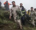 Los miembros del equipo de rescate recuperan el cuerpo de una víctima del lugar del accidente de un helicóptero que transportaba al presidente iraní Ebrahim Raisi en Varzaghan, en el noroeste de Irán, el 20 de mayo de 2024.
