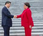 El presidente de China, Xi Jinping, y la mandataria hondureña, Xiomara Castro, durante un encuentro diplomático en Pekín.