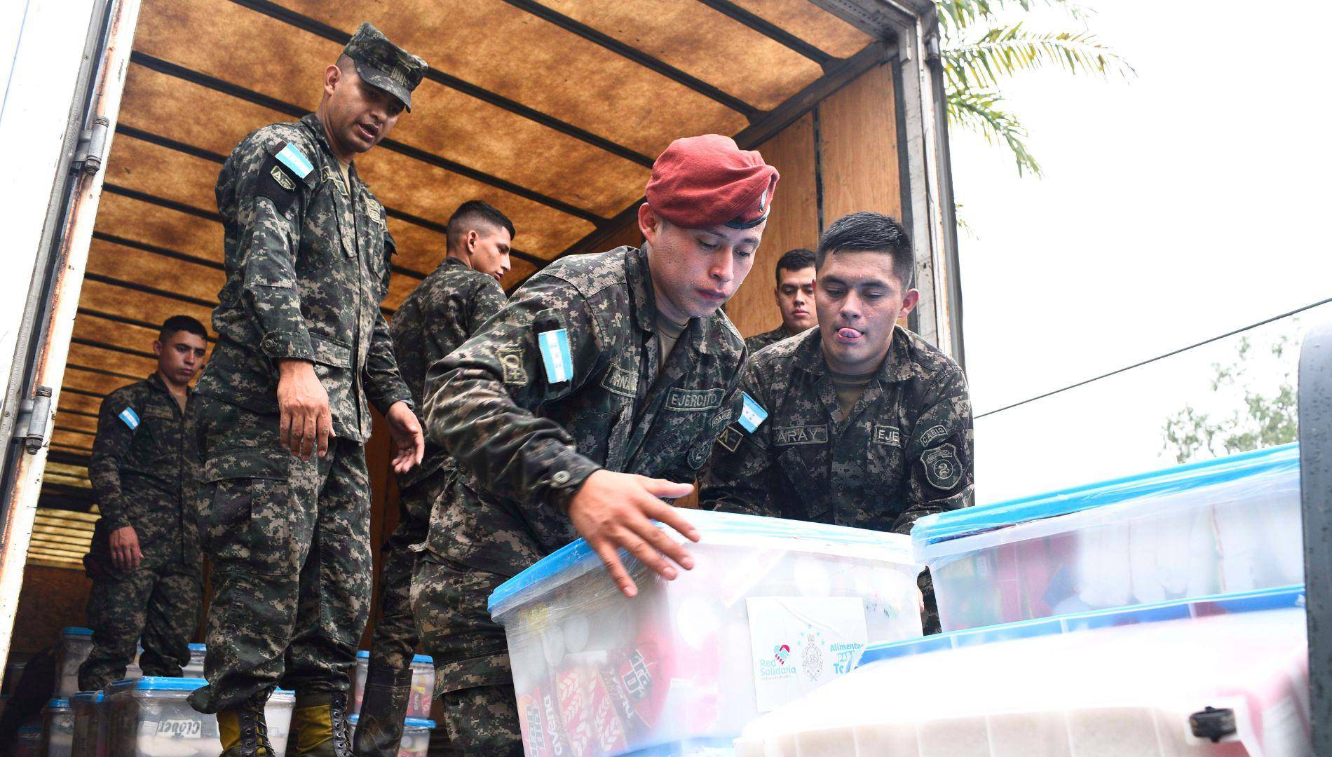 $!Equipos de militares cargando desde temprano los vehículos que llevarían las cajas y bolsas de alimentos hacia las comunidades.