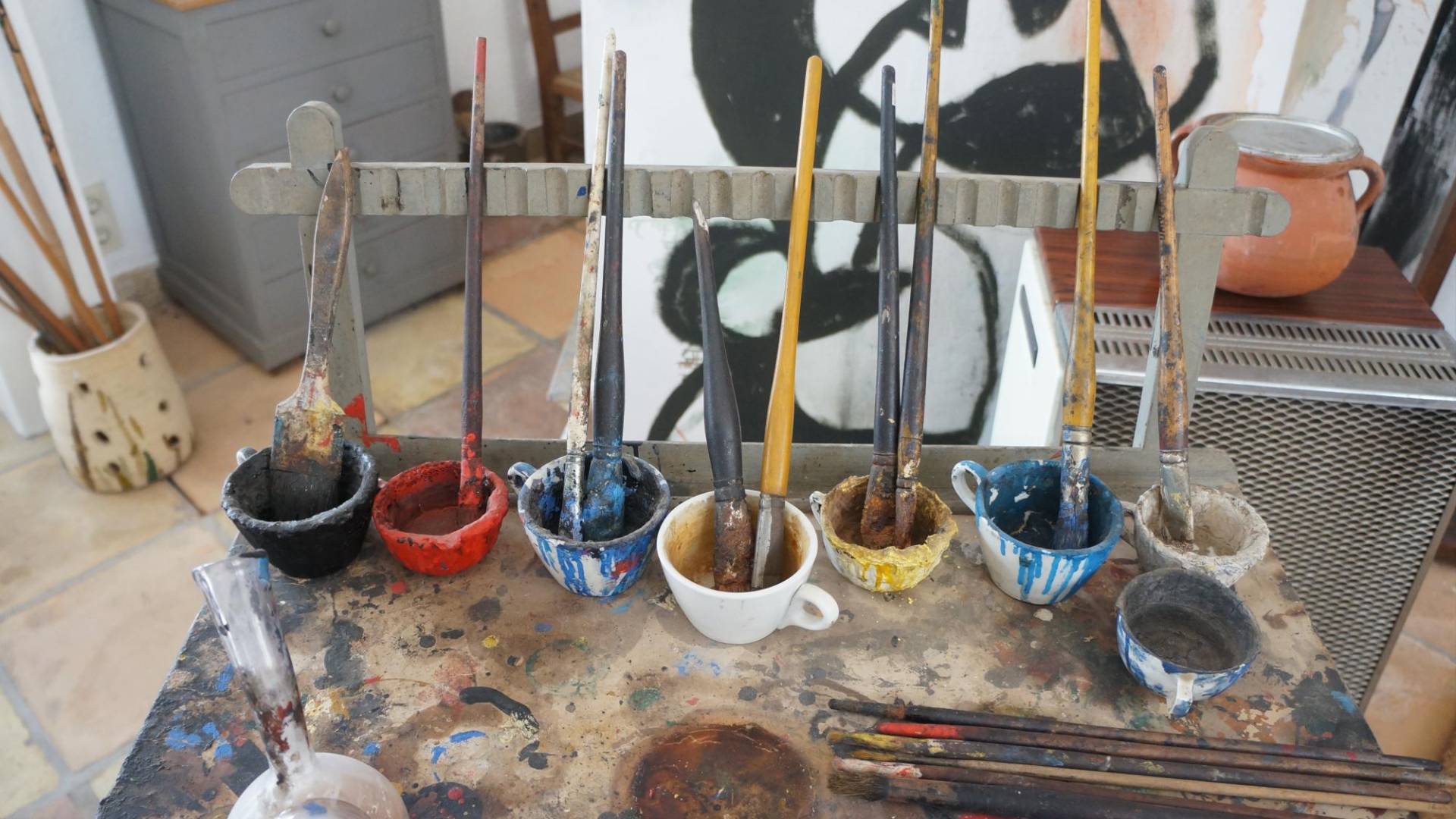 $!Joan Miró describió la pintura amarilla cadmio como “espléndida”. Vasos para mezclar pintura en su estudio.