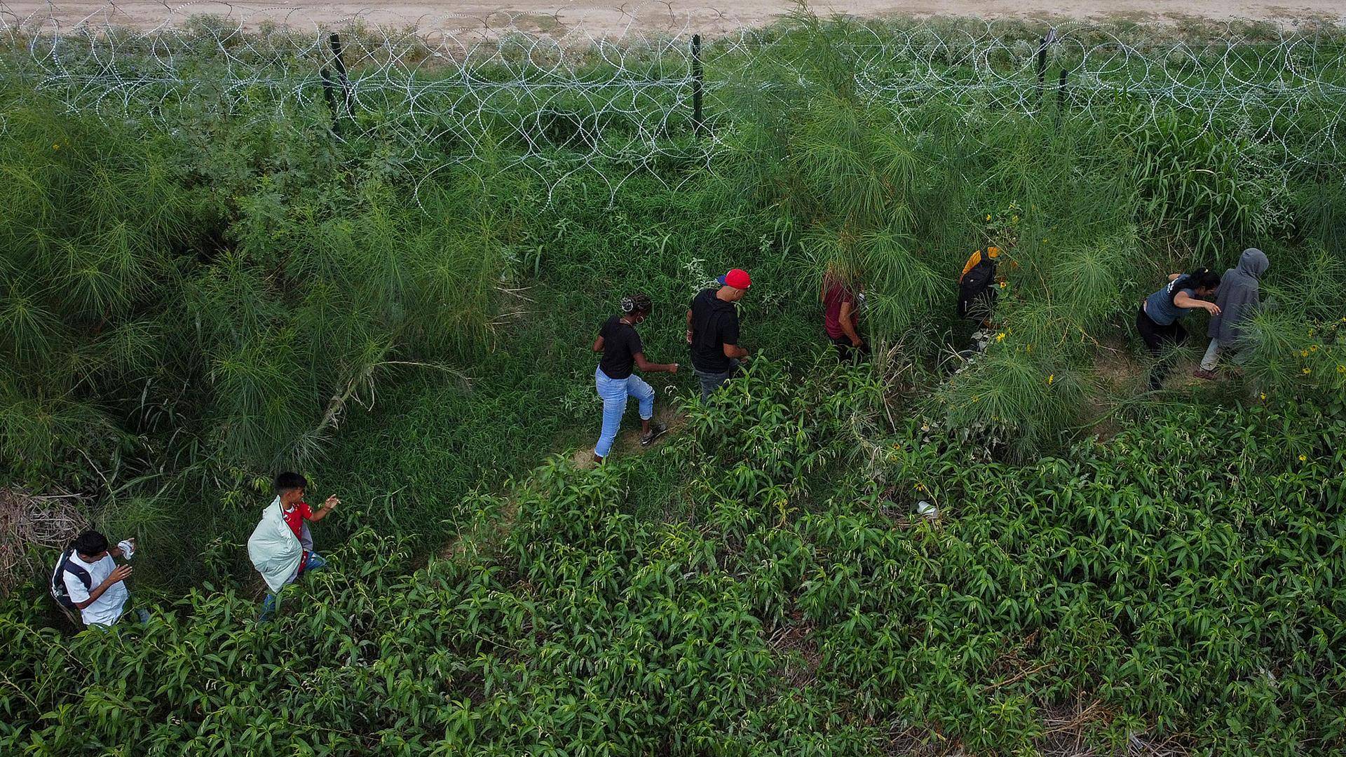 $!Un grupo de migrantes caminan a un costado del río Bravo, en la fronteriza Ciudad Juárez, Chihuahua (México). La desesperación por pasar a Estados Unidos ha provocado que muchos pongan en riesgo su vida al intentan cruzar la alambrada de navajas.