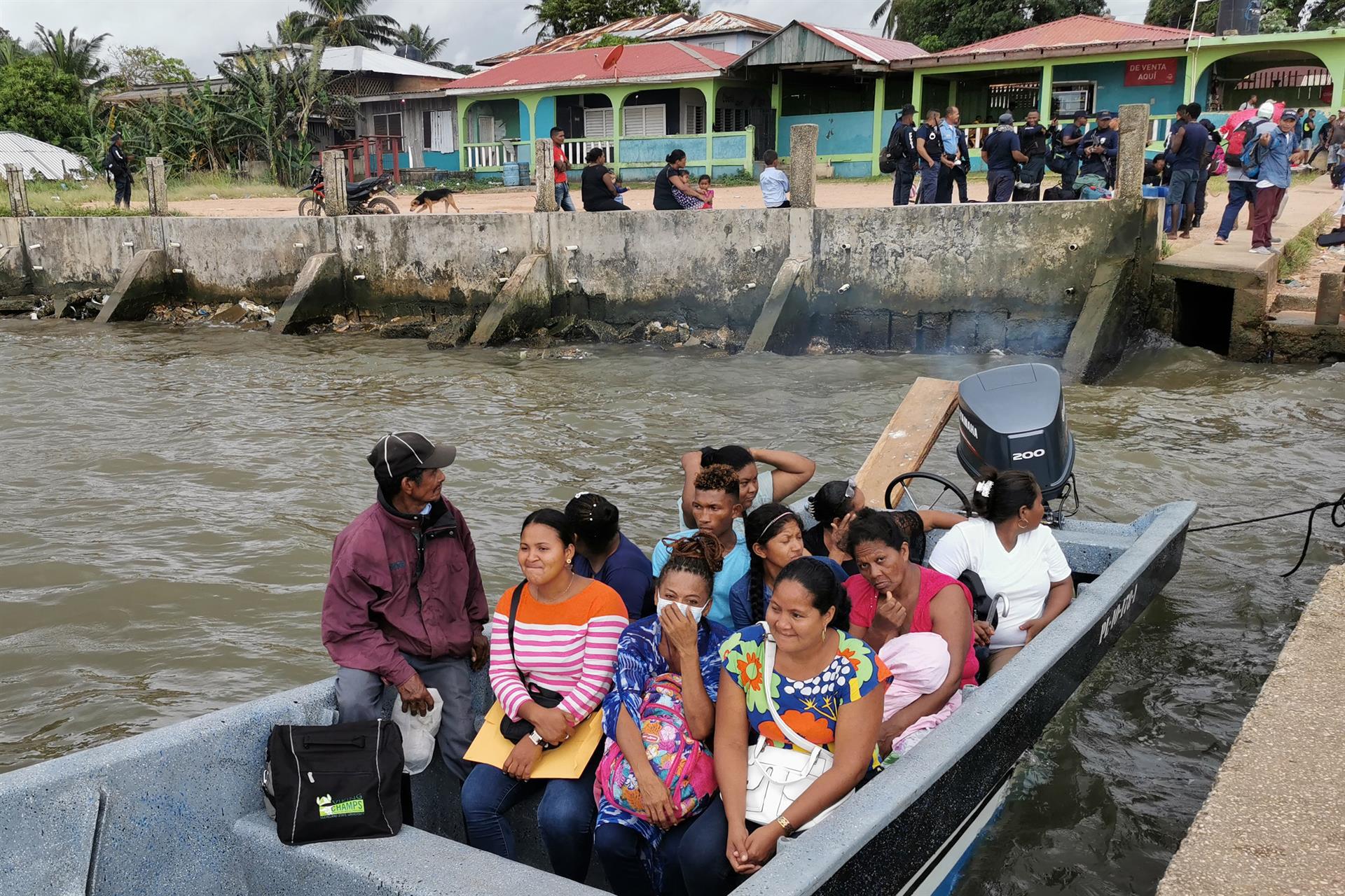 Un grupo de miskitos se transportan en lancha en el municipio de Puerto Lempira, el 12 de noviembre de 2021, en el departamento de Gracias a Dios en Lempira (Honduras). EFE/Germán Reyes.