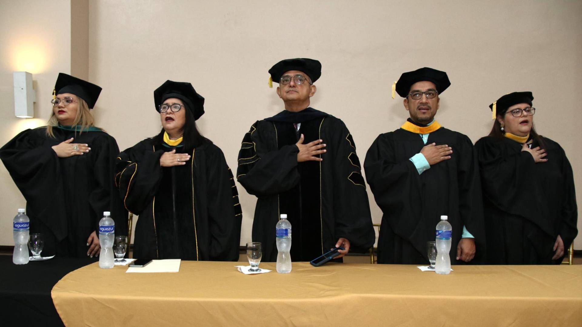 $!Rector General de UTH, Javier Mejía en la ceremonia de graduación junto a autoridades docentes del campus de Choluteca.