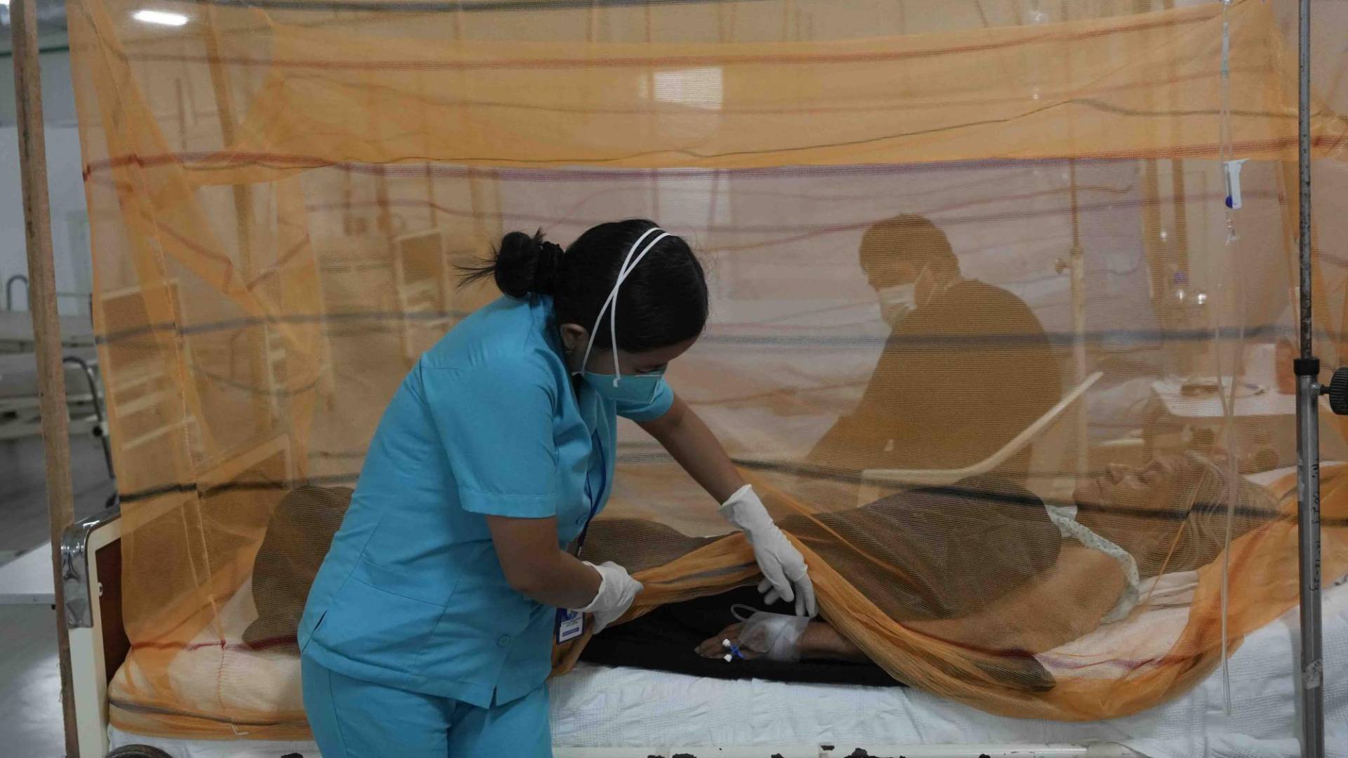 $!Atendiendo a un paciente con dengue en Perú, en febrero. El País se declaró en estado de emergencia.