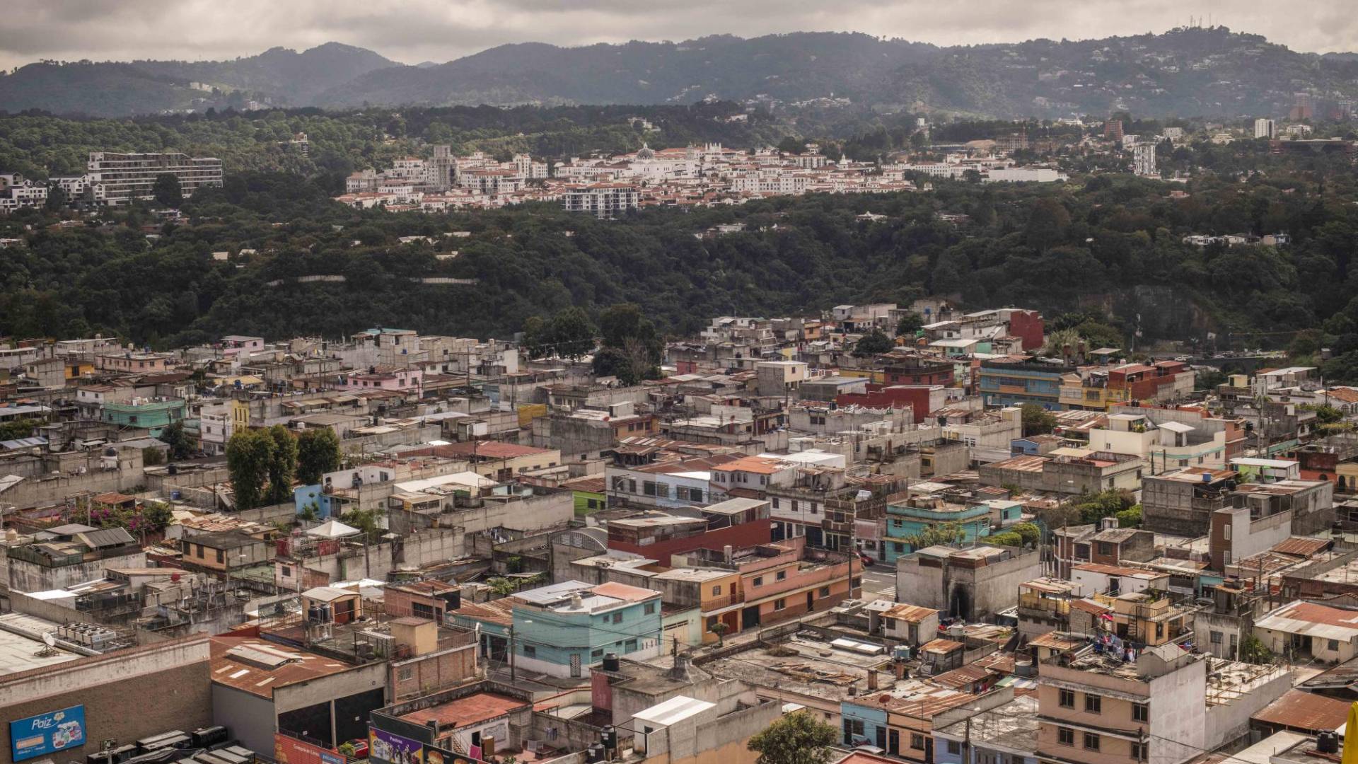 $!La ciudad de Cayalá, al fondo, es una ciudad reluciente y planeada a las afueras de la capital de Guatemala.