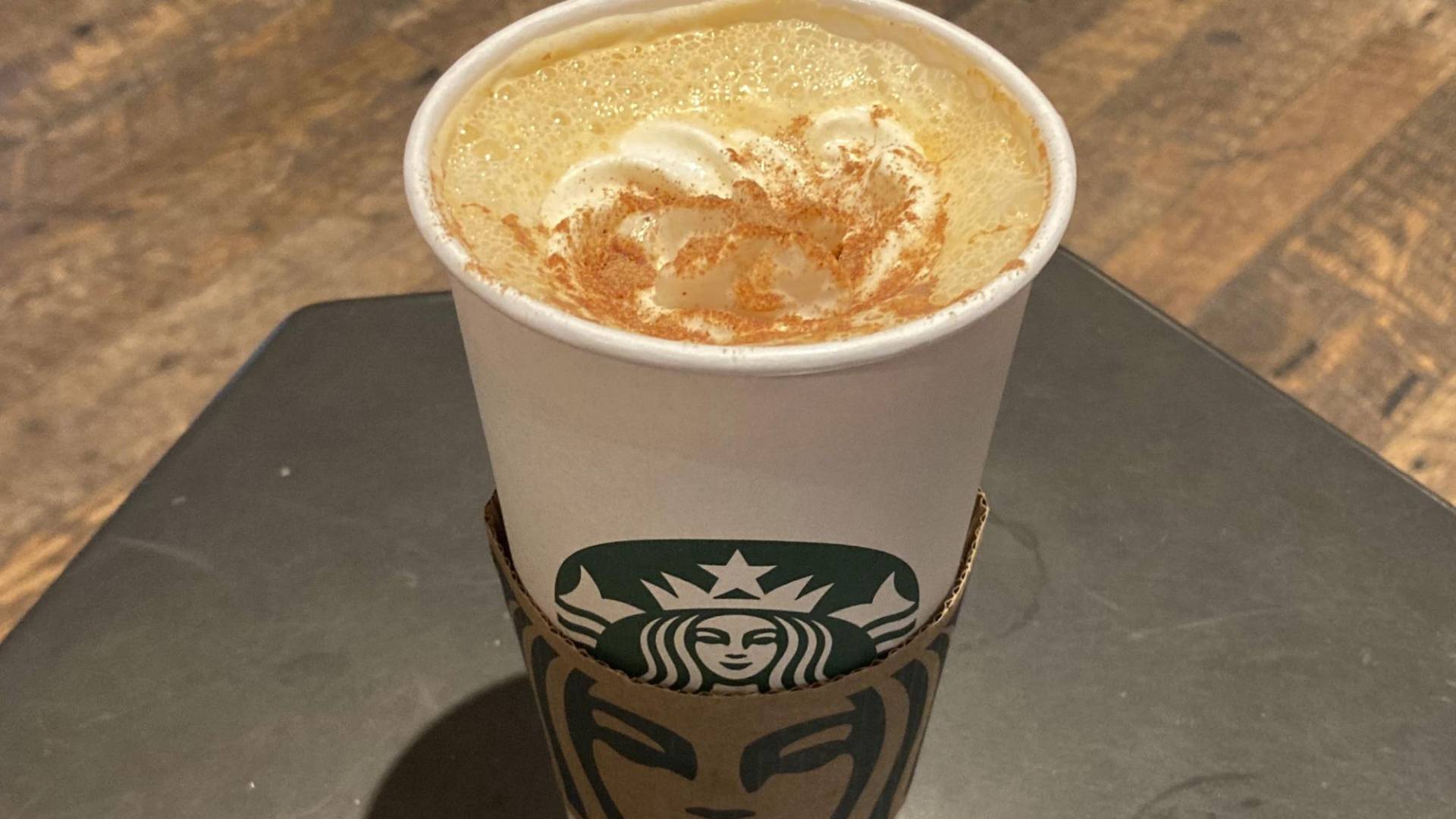 $!Para los estadounidenses, la bebida con sabor a pay de Starbucks ofrece un dulce recordatorio del invierno.